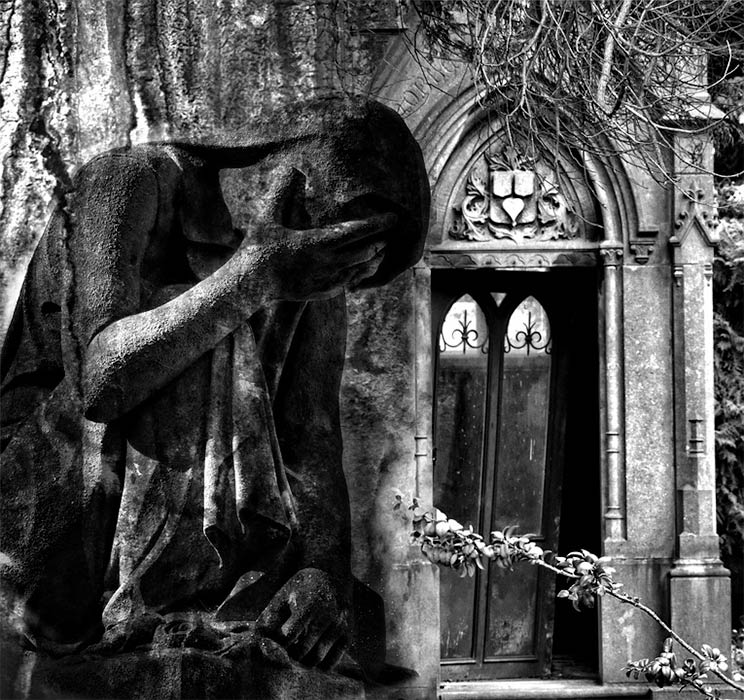 Grief in the Cemetery (Karen_Nadine/ Pixabay)