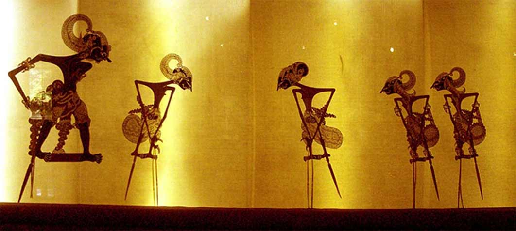 Shadow puppets: Wayang Purwa type, depicting five Pandawa, from left to right: Bimo, Arjuna, Yudhishthira, Nakula, and Sahadewa at the Indonesia Museum in Jakarta. (CC BY-SA 3.0)