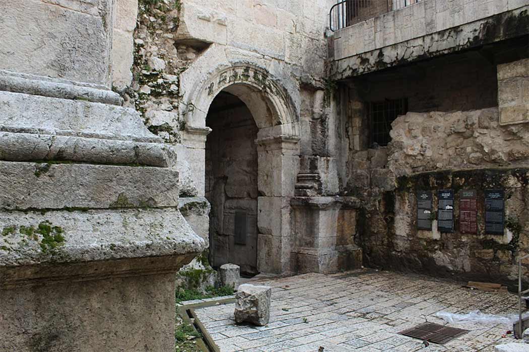 Old Roman era gate beneath the Damascus Gate in Jerusalem (Davidbena / CC BY-SA 4.0)
