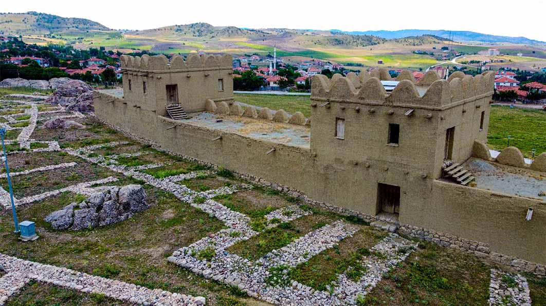 Reconstruction of the fortified walls of Hattusa with the ruins in the foreground. (Wirestock / Adobe Stock)