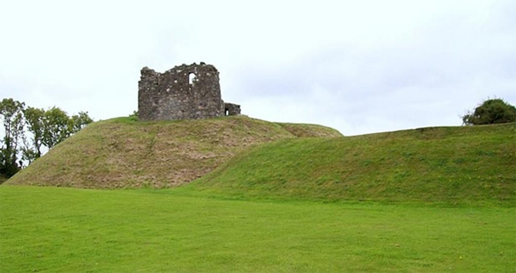 The motte (left) and bailey (right) of Clough Castle in Ireland. (CC BY-SA 2.0)