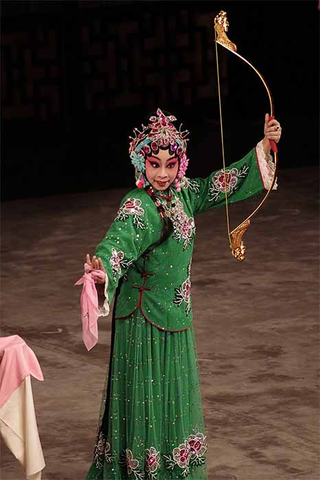Actress Zhou Zhiru playing Xun Guan in a Peking opera performance at the Tianchan Theatre (CC BY-SA 2.5)