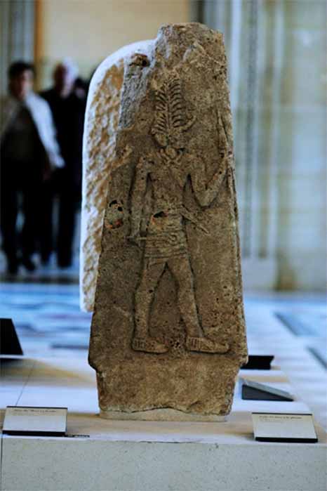 Display of the Feathered King Stele. Louvre Museum.(Rama /CC BY-SA 2.0)