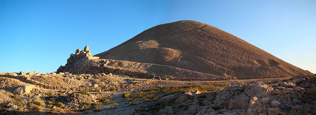 The artificial, man-made peak of Mount Nemrut with the eastern row of gods.( Bjørn Christian Tørrissen /CC BY-SA 3.0)