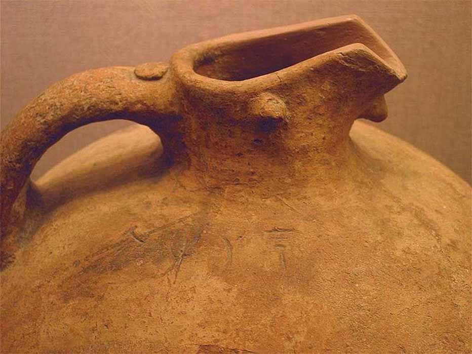 Linear A incised on a jug, also found in Akrotiri, Santorini / ancient Thera (CC BY-SA 3.0)
