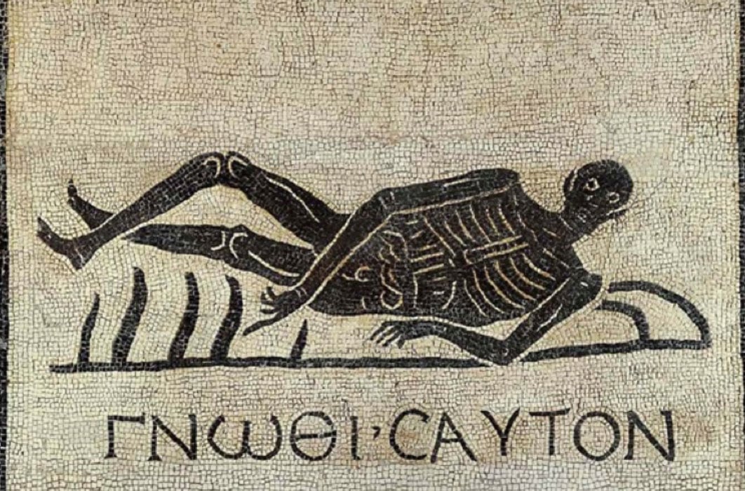 The Greek motto gnōthi sauton (know thyself, nosce te ipsum) combines with the image to convey the famous warning: Respice post te; hominem te esse memento; memento mori. (Look behind; remember that you are mortal; remember death.)(Public Domain)