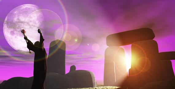 Druid greets the dawn at Stonehenge (heywoody  / adobe stock)