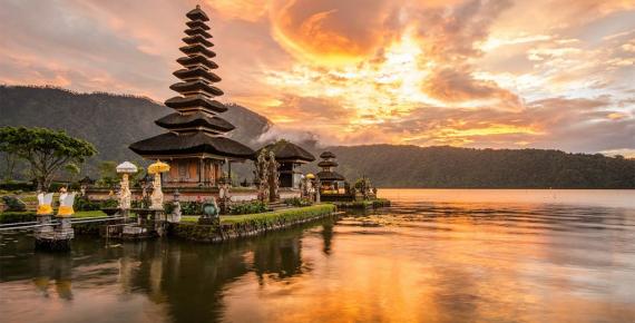 Pura Ulun Danu Bratan at Bali, Indonesia (zephyr_p/ Adobe stock)