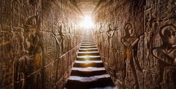 Representation of an ancient Egyptian temple passage lit by an exceptional light. Source: Konstantin / Adobe Stock