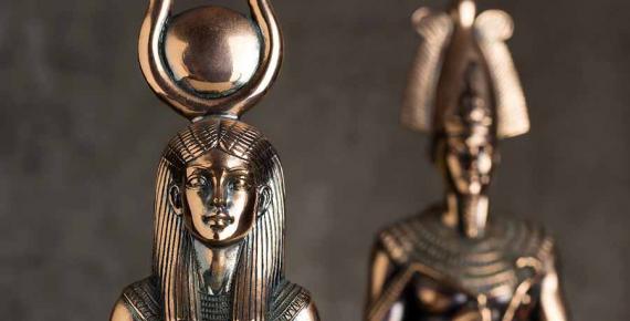Isis with Osiris in the background ( OLGA RA/ Adobe Stock)