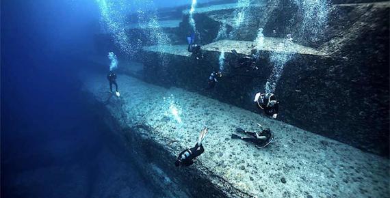 Divers inspecting the underwater site of Yonaguni in Japan. (nudiblue / Adobe stock)