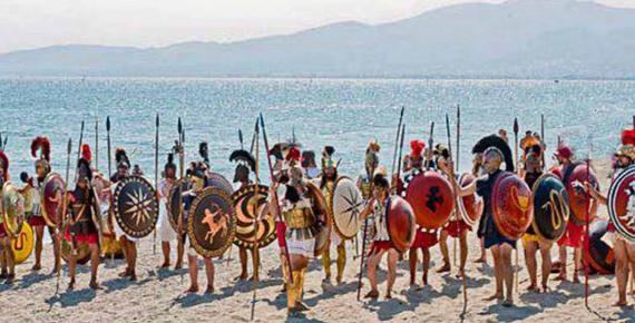 Athenians on the beach of Marathon. Modern re-enactment of the battle (2011) (CC BY-SA 3.0)