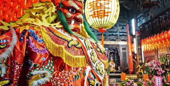 God statue in traditional old oriental Chinese temple in Taiwan (Chinese Translation on lantern : name of the Chinese god of sea, Matsu) (voyata/Adobe Stock)
