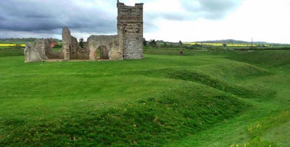 Remains of Knowlton church and henge (CC BY-SA 2.0)