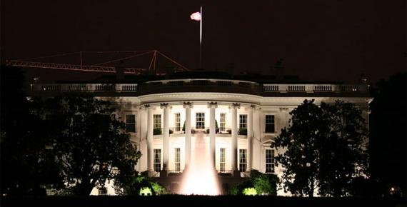 White House at night. (350z33 / CC BY-SA 3.0)