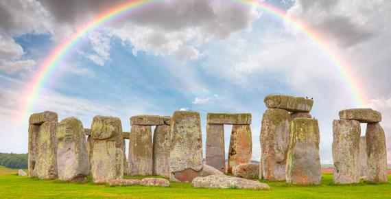 Panoramic view of Stonehenge with rainbow - United Kingdom (muratart / Adobe Stock)