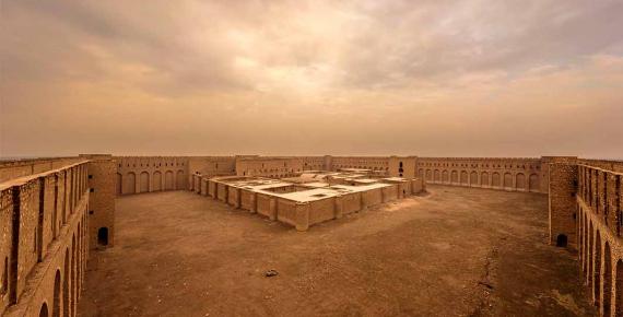 Fortress of Al-Ukhaidir or Abbasid palace of Ukhaider in Iraq. Panoramic view from the ramparts ( Janos / Adobe Stock)