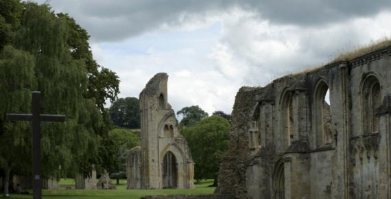 Glastonbury Abbey, legend or King Arthur  (BMDstudio / Adobe Stock)