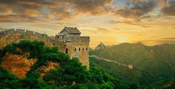 Great Wall of China stretching forever into the distance (MICHEL / Adobe Stock)