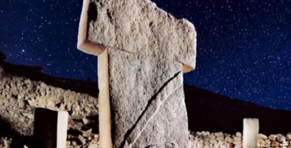 Pillar in Gobekli Tepe (Deriv.) ( sebnemsanders) with a starry night sky. ( CC0) What can be discerned about the site from Gobekli Tepe archaeoastronomy?